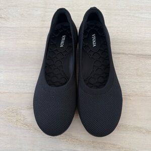 Vivaia Round-Toe
Walking Flats (Claire Walker) Size 39.5